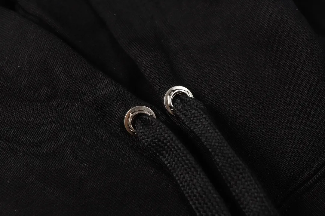 M30—P210 -Chrome Hearts/Chrome Hearts printed sweatshirt cardigan jacket -420 grams of high-density, high-quality wool, soft, delicate and skin-friendly, soft and silky to the touch, warm and skin-friendly -The hardware zipper accessories are all customized and full of details -Colour: black white -Size: S M L XL